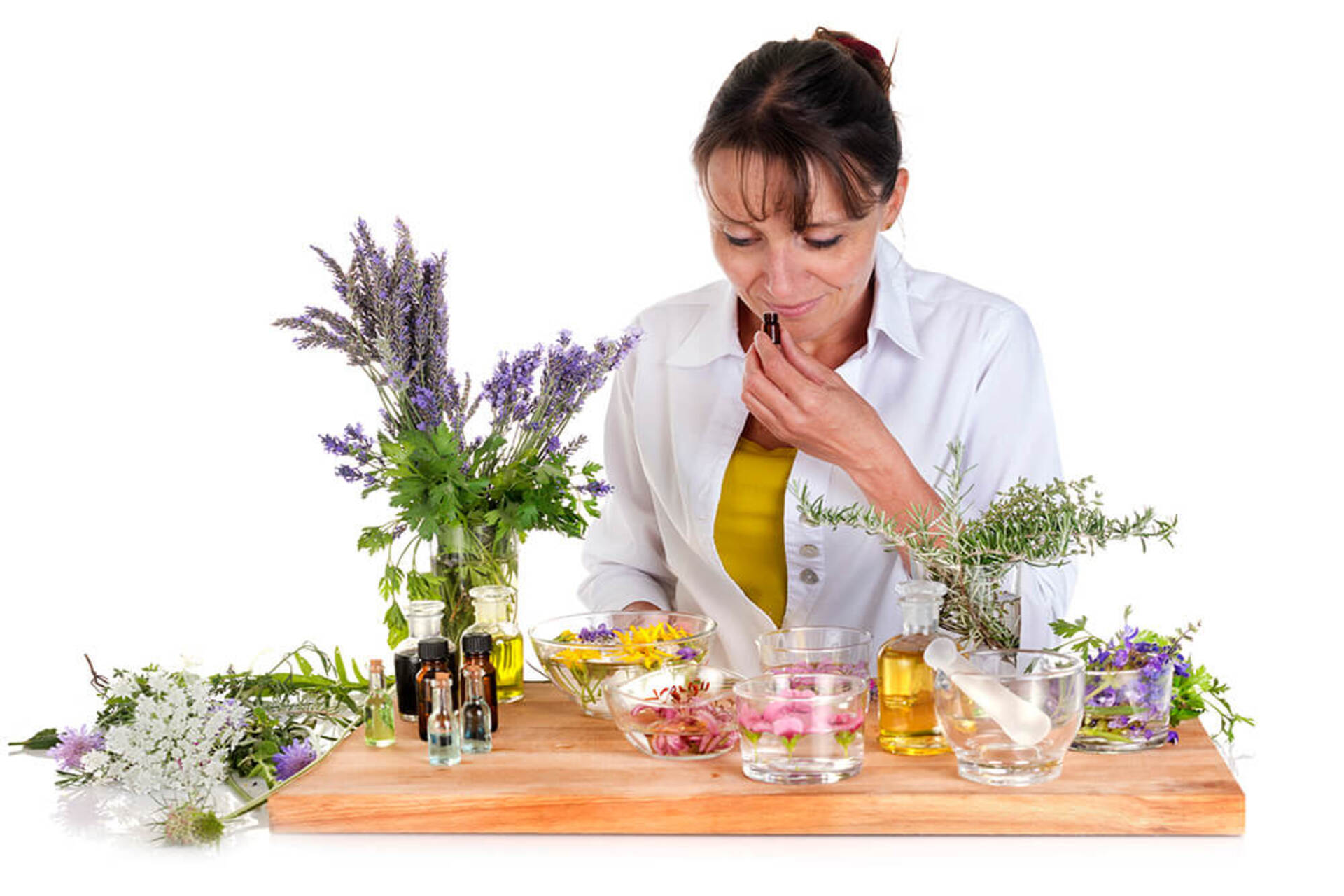 A Aromaterapia é uma prática terapêutica que se utiliza das propriedades dos óleos essenciais 100% puros para restabelecer o equilíbrio e a harmonia pessoal. Tornou-se um recurso natural muito utilizado na área da cosmética, estética facial, corporal e higiene pessoal.