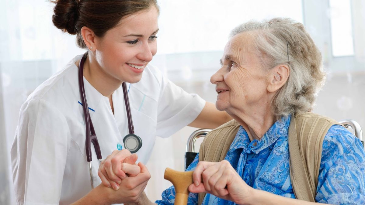 Cuidador é um ser humano de qualidades especiais, expressas pelo forte traço de amor à humanidade, de solidariedade e de doação. A ocupação de cuidador integra a Classificação Brasileira de Ocupações – CBO sob o código 5162, que define o cuidador como alguém que “cuida a partir dos objetivos estabelecidos por instituições especializadas ou responsáveis […]